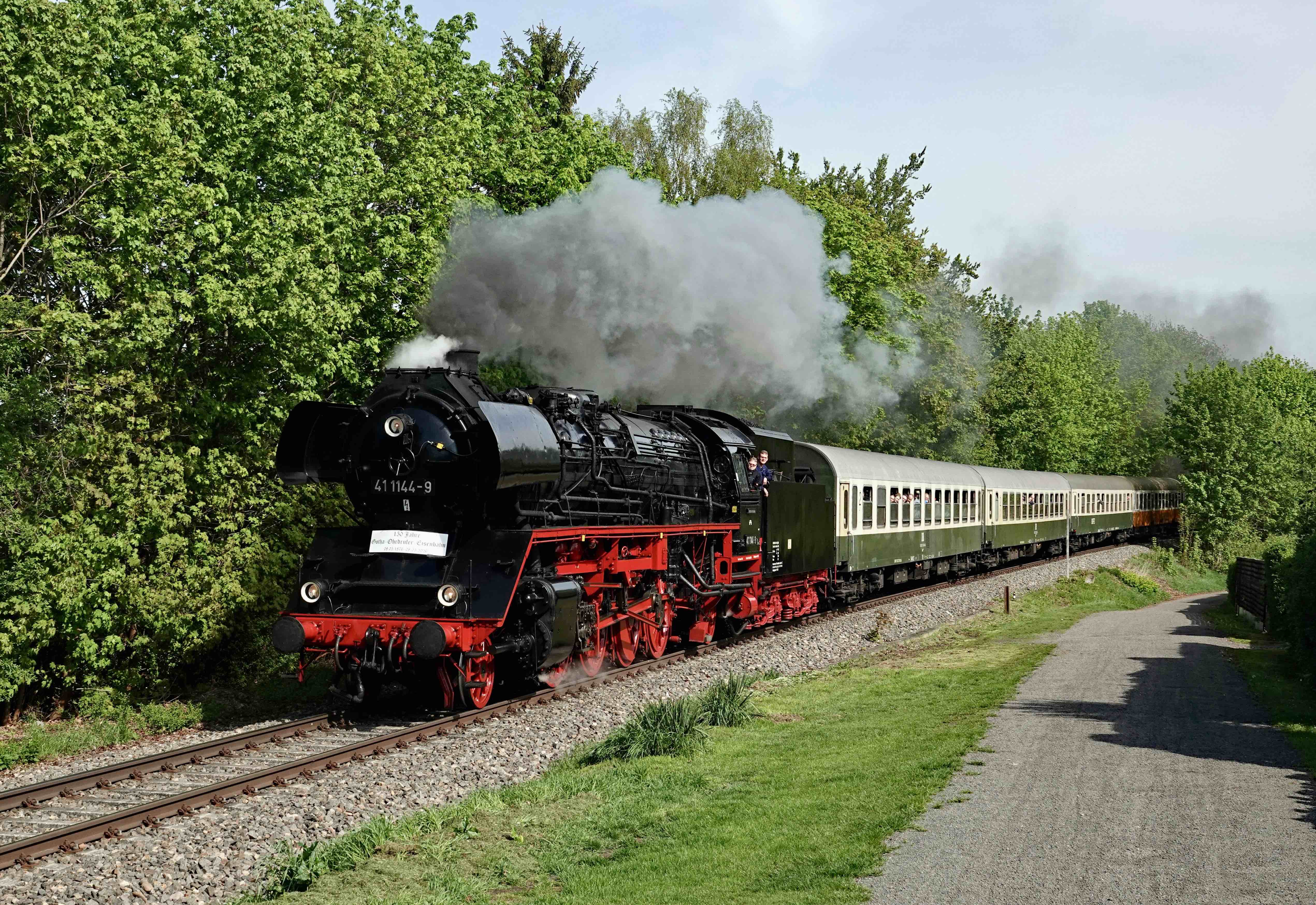 Mit dem DRC 74202 von Gotha nach Ohrdruf verlässt 41 1144 am 10.5.2026 den Bahnhof Gotha.
